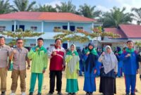 Dr. Mukhlisin berfoto bersama tim trainer Outbound Management Training usai kegiatan MPLS bertema Bela Negara di SIT Ad-Dhuha.(poto: jambiprima.com).