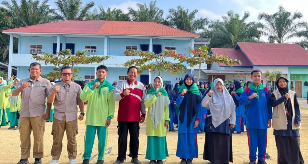 Dr. Mukhlisin berfoto bersama tim trainer Outbound Management Training usai kegiatan MPLS bertema Bela Negara di SIT Ad-Dhuha.(poto: jambiprima.com).