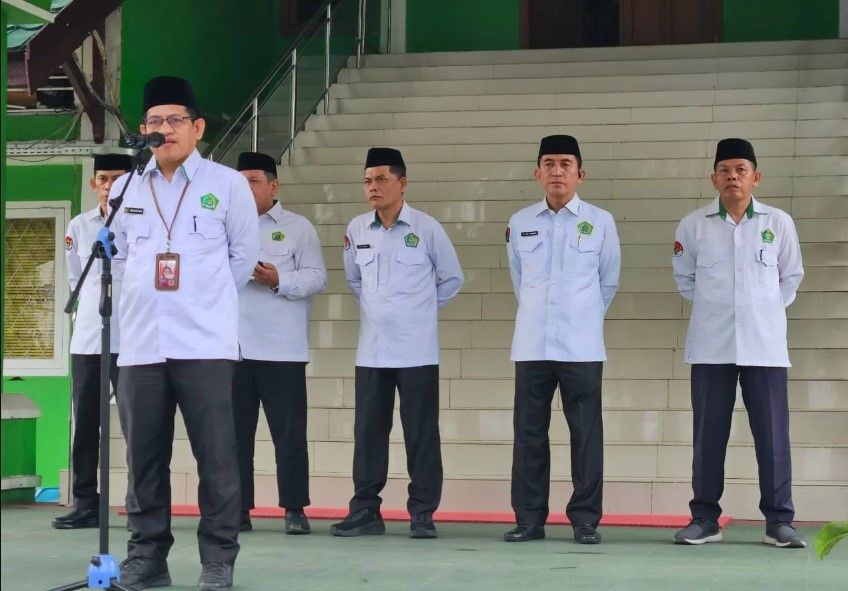 Kabid Urais Kanwil Kemenag Provinsi Jambi, H. Fatahuddin, memimpin apel pagi sekaligus menyampaikan arahan terkait Uji Kompetensi Penghulu dan percepatan pemutakhiran data ASN melalui aplikasi MyASN, Selasa (21/7/2026).(poto: jambiprima.com).