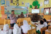 Bhabinkamtibmas Polsek Tebo Ilir, Agus, saat menyampaikan materi sosialisasi tentang bahaya narkoba, judi online, bullying, dan radikalisme kepada peserta didik baru.(poto: jambiprima.com).