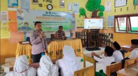 Bhabinkamtibmas Polsek Tebo Ilir, Agus, saat menyampaikan materi sosialisasi tentang bahaya narkoba, judi online, bullying, dan radikalisme kepada peserta didik baru.(poto: jambiprima.com).