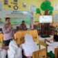 Bhabinkamtibmas Polsek Tebo Ilir, Agus, saat menyampaikan materi sosialisasi tentang bahaya narkoba, judi online, bullying, dan radikalisme kepada peserta didik baru.(poto: jambiprima.com).