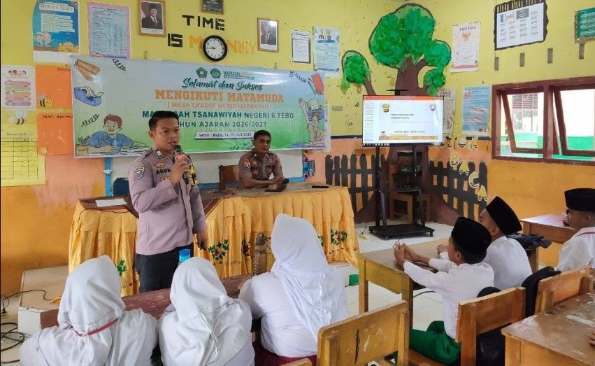 Bhabinkamtibmas Polsek Tebo Ilir, Agus, saat menyampaikan materi sosialisasi tentang bahaya narkoba, judi online, bullying, dan radikalisme kepada peserta didik baru.(poto: jambiprima.com).