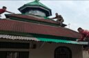 Satgas TMMD Ke-129 Kodim 0416/Bute bersama warga mengecat Langgar Al-Hikmah Desa Tanjung Agung.(poto: jambiprima.com).