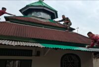 Satgas TMMD Ke-129 Kodim 0416/Bute bersama warga mengecat Langgar Al-Hikmah Desa Tanjung Agung.(poto: jambiprima.com).