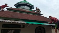 Satgas TMMD Ke-129 Kodim 0416/Bute bersama warga mengecat Langgar Al-Hikmah Desa Tanjung Agung.(poto: jambiprima.com).