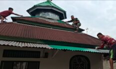 Warga Tanjung Agung dan Satgas TMMD Ke-129 Kodim Bungo Renovasi Langgar Al-Hikmah