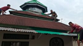 Satgas TMMD Ke-129 Kodim 0416/Bute bersama warga mengecat Langgar Al-Hikmah Desa Tanjung Agung.(poto: jambiprima.com).
