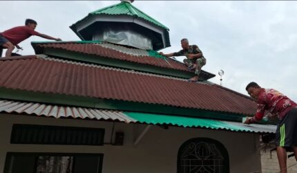 Satgas TMMD Ke-129 Kodim 0416/Bungo Tebo bersama warga Desa Tanjung Agung bergotong royong merehabilitasi Langgar Al-Hikmah agar nyaman dipakai.