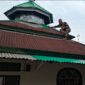 Satgas TMMD Ke-129 Kodim 0416/Bute bersama warga mengecat Langgar Al-Hikmah Desa Tanjung Agung.(poto: jambiprima.com).