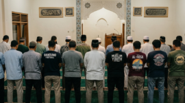 Hukum shalat memakai baju bergambar menurut penjelasan Syekh Muhammad Shiddiq al Minsyawi.(poto : cahayakompas).