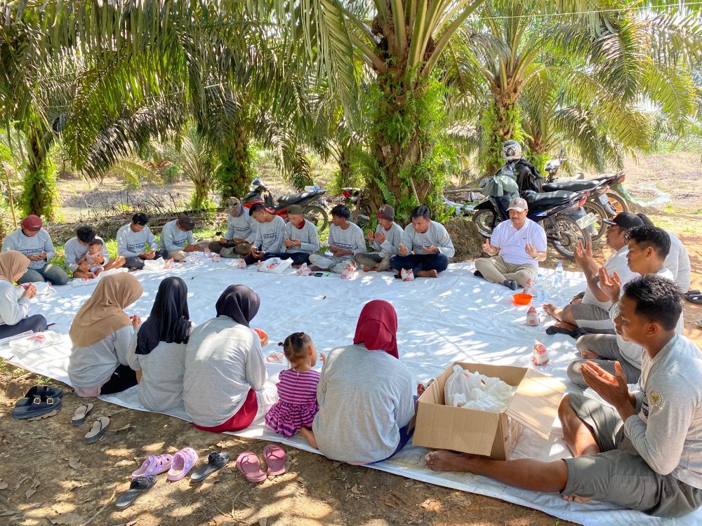 Ketua DPD HKTI Provinsi Jambi Dr. Ir. H. A.R. Sutan Adil Hendra, MM mengajak warga memanjatkan doa untuk petani Indonesia setiap hari Jumat.(poto: jamberita.com)