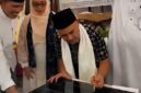 Bupati Bungo H. Dedy Putra menandatangani prasasti peresmian Gedung SMP IT Al-Akhyar Muara Bungo pada Sabtu (11/7/2026).(poto: jambiprima.com).