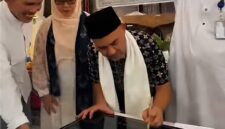 Bupati Bungo H. Dedy Putra menandatangani prasasti peresmian Gedung SMP IT Al-Akhyar Muara Bungo pada Sabtu (11/7/2026).(poto: jambiprima.com).