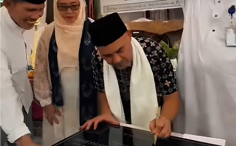 Bupati Bungo H. Dedy Putra menandatangani prasasti peresmian Gedung SMP IT Al-Akhyar Muara Bungo pada Sabtu (11/7/2026).(poto: jambiprima.com).