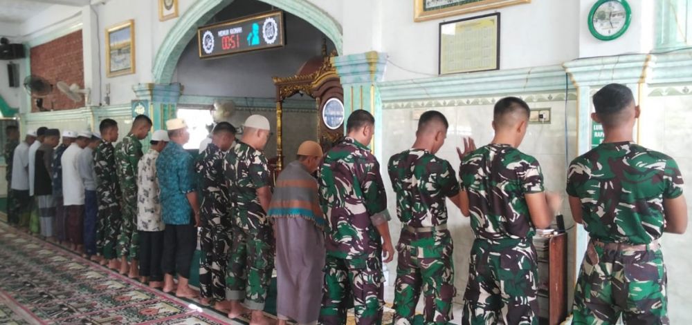 Personel Satgas TMMD Ke-129 Kodim 0416/Bute melaksanakan sholat berjamaah bersama warga di Masjid At-Taqwa, Desa Tanjung Agung, Kecamatan Muko Muko Bathin VII, Kabupaten Bungo, Kamis (30/7/2026).(poto: jambiprima.com).