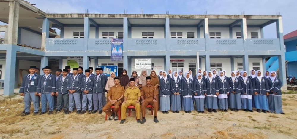 Peserta didik baru SMA IT Ad Dhuha Bungo mengikuti kegiatan MPLS hari pertama dengan penuh semangat.(poto: jambiprima.com).