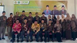 Peserta dan narasumber berfoto bersama usai diskusi 