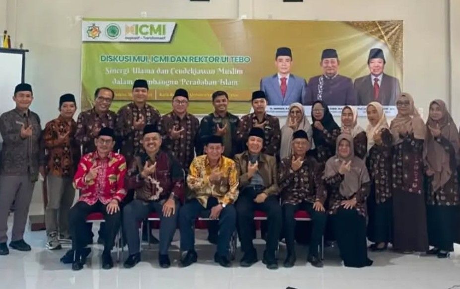 Peserta dan narasumber berfoto bersama usai diskusi 