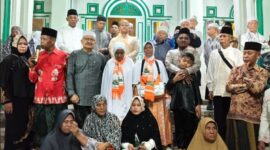 Foto bersama Datuk Rio Dusun Empelu H.M. Thohir Rajo Penghulu Indorjayo.(poto: jambiprima.com).