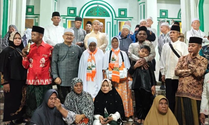 Foto bersama Datuk Rio Dusun Empelu H.M. Thohir Rajo Penghulu Indorjayo.(poto: jambiprima.com).