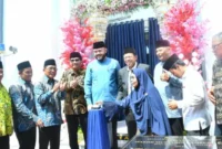 Wali Kota Padang, Fadly Amran, meresmikan revitalisasi Masjid Muttaqin Kampung Lapai.( poto : padangkita.com )