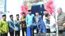 Wali Kota Padang, Fadly Amran, meresmikan revitalisasi Masjid Muttaqin Kampung Lapai.( poto : padangkita.com )
