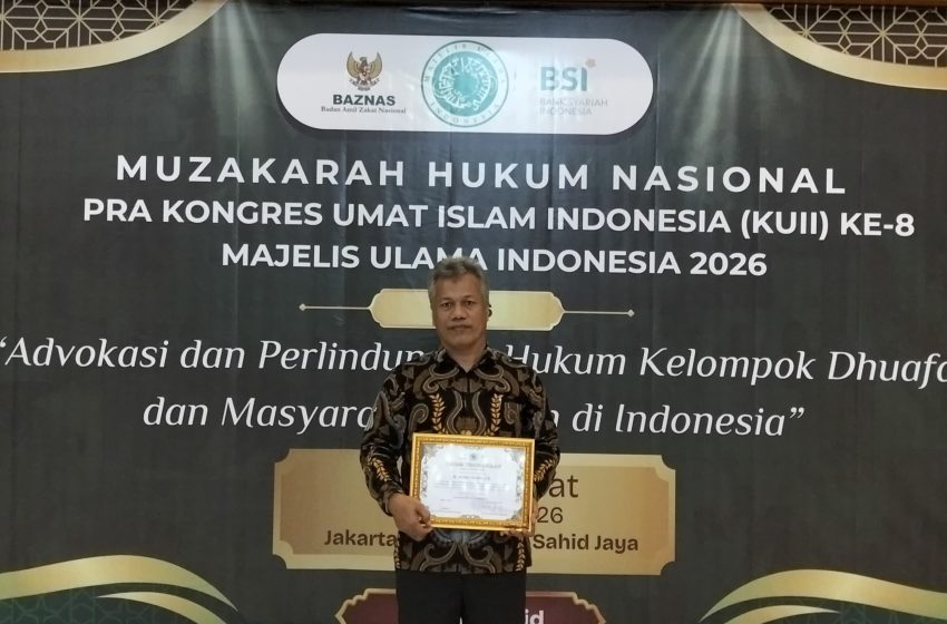 Ketua Majelis Hukum dan HAM (MHH) Pimpinan Daerah Muhammadiyah (PDM) Kabupaten Bekasi, H. Abdul Chalim, SH, menerima penghargaan bidang penegakan hukum.(poto: mediaislam.id).