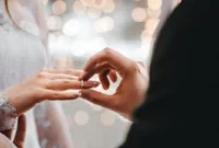 Pengantin pria sedang memasangkan cincin maskawin kepada pengantin perempuan.( ilustrasi poto : sumbardayli.com )