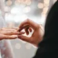 Pengantin pria sedang memasangkan cincin maskawin kepada pengantin perempuan.( ilustrasi poto : sumbardayli.com )