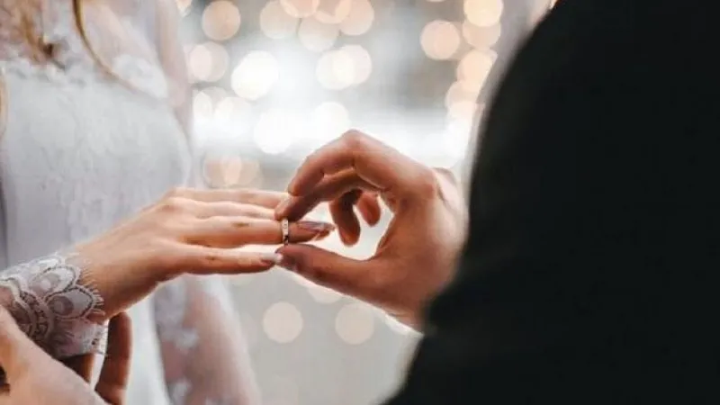 Pengantin pria sedang memasangkan cincin maskawin kepada pengantin perempuan.( ilustrasi poto : sumbardayli.com )