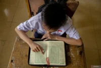 Seorang pelajar membaca Al Quran di salah satu sekolah menengah pertama di Sumatera Barat.(poto: dorlanhikmah.com).