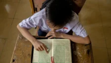Seorang pelajar membaca Al Quran di salah satu sekolah menengah pertama di Sumatera Barat.(poto: dorlanhikmah.com).