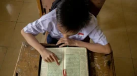 Seorang pelajar membaca Al Quran di salah satu sekolah menengah pertama di Sumatera Barat.(poto: dorlanhikmah.com).