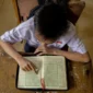 Seorang pelajar membaca Al Quran di salah satu sekolah menengah pertama di Sumatera Barat.(poto: dorlanhikmah.com).