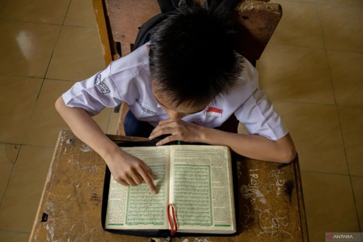 Seorang pelajar membaca Al Quran di salah satu sekolah menengah pertama di Sumatera Barat.(poto: dorlanhikmah.com).