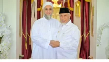 Gubernur Sumbar Mahyeldi Ansharullah bersama ulama dan pakar syariah asal Suriah, Syekh Abdul Al-Razzaq An-Najm.(poto: istimewa)