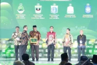 Gubernur Sumbar Mahyeldi Ansharullah menerima penghargaa pada ajang Anugerah Adinata Syariah 2026 yang digelar di Auditorium Bank Mega, Jakarta, Senin (6/7/2026). ( poto: padangkita.com)