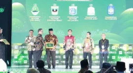 Gubernur Sumbar Mahyeldi Ansharullah menerima penghargaa pada ajang Anugerah Adinata Syariah 2026 yang digelar di Auditorium Bank Mega, Jakarta, Senin (6/7/2026). ( poto: padangkita.com)
