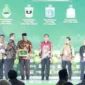 Gubernur Sumbar Mahyeldi Ansharullah menerima penghargaa pada ajang Anugerah Adinata Syariah 2026 yang digelar di Auditorium Bank Mega, Jakarta, Senin (6/7/2026). ( poto: padangkita.com)