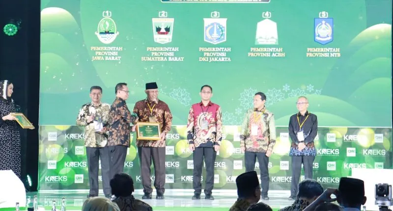 Gubernur Sumbar Mahyeldi Ansharullah menerima penghargaa pada ajang Anugerah Adinata Syariah 2026 yang digelar di Auditorium Bank Mega, Jakarta, Senin (6/7/2026). ( poto: padangkita.com)