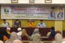 Sekretaris Daerah (Sekda) Provinsi Sumbar, Arry Yuswandi saat membuka Training Center (TC) calon kafilah MTQ Nasional XXXI Tahun 2026 di Hotel Pangeran City, Padang.( poto: padangkita.com).