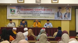Sekretaris Daerah (Sekda) Provinsi Sumbar, Arry Yuswandi saat membuka Training Center (TC) calon kafilah MTQ Nasional XXXI Tahun 2026 di Hotel Pangeran City, Padang.( poto: padangkita.com).