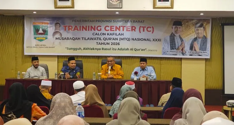 Sekretaris Daerah (Sekda) Provinsi Sumbar, Arry Yuswandi saat membuka Training Center (TC) calon kafilah MTQ Nasional XXXI Tahun 2026 di Hotel Pangeran City, Padang.( poto: padangkita.com).