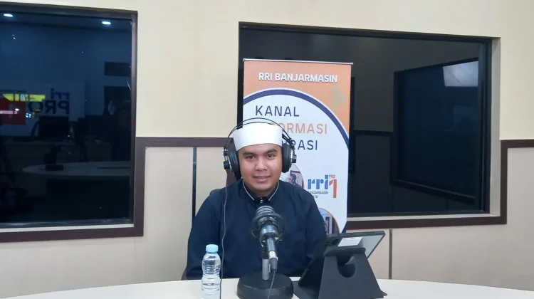 Ahmad Fauzan Arifin, Lc., M.H., dari Ikatan Dai Indonesia (IKADI) Kalimantan Selatan, saat menjadi narasumber Program Ngobras di RRI Pro 1 Banjarmasin, Kamis malam, 16 Juli 2026.(poto: RRI).