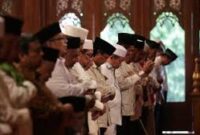 Adab memperbaiki bacaan imam yang keliru saat salat.(poto: markazinayah.com).