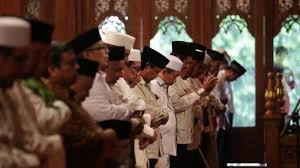 Adab memperbaiki bacaan imam yang keliru saat salat.(poto: markazinayah.com).