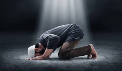 Pahami makna sujud dalam shalat sebagai posisi terdekat hamba dengan Allah SWT serta jalan utama meraih surga.