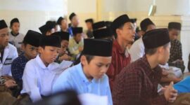 KH Hasyim Asy'ari memberi nasihat agar santri menahan diri saat menyikapi perbedaan pendapat ulama.(ilustrasi poto: istimewa).