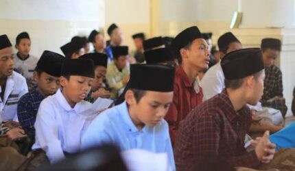KH Hasyim Asy'ari memberi nasihat agar santri menahan diri saat menyikapi perbedaan pendapat ulama demi menjaga ketenangan hati.